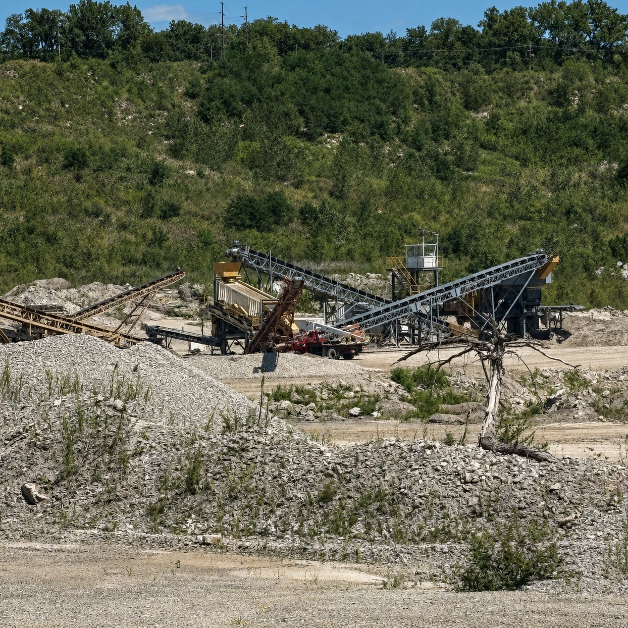 Crushing plant conveyors climbing above the pit floor